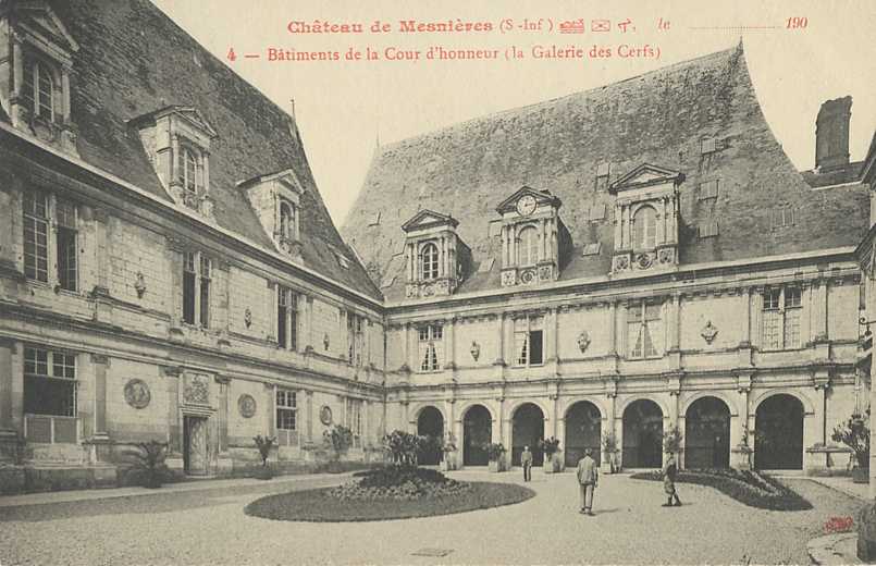 Mesnières-en-Bray (76), le Château, la Cour d'Honneur