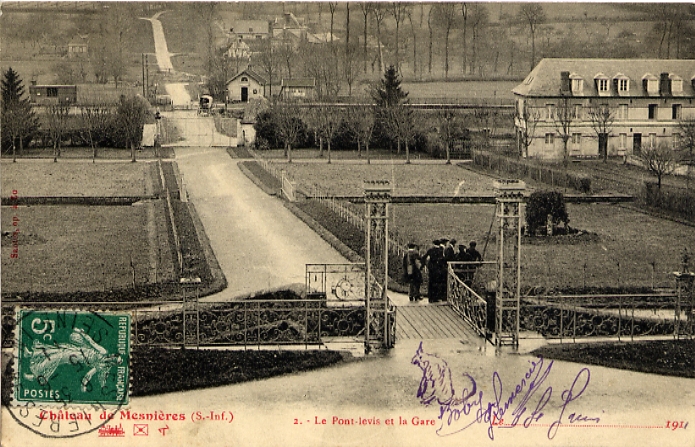 Mesnières-en-Bray (76) - Château de Mesnières - Le Pont-levis et la Gare